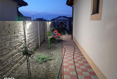 Casă cu 3 camere cu Canalizare în Moșnița Nouă