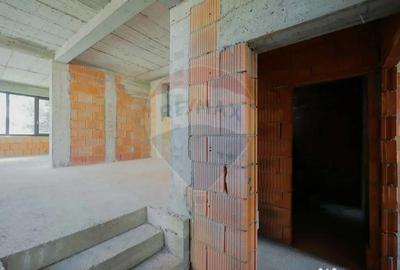 Casă cu 7 camere cu Canalizare în Central - 18