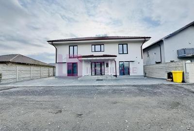 Casă individuală cu 8 camere cu Canalizare în Central - 2