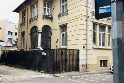 Casă cu 6 camere în Romană