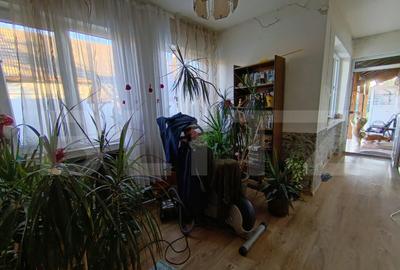 Casa cu 3 camere,baie, bucatarie,anexe.pivni?a teren 800 m - 1