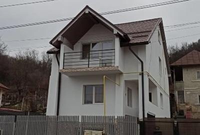 Casă individuală cu 4 camere cu Canalizare în Central - 2