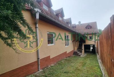 Casă de vânzare în Cisnădioara, curte mare și vedere spre munte - 3