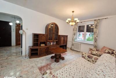 Apartament cu 3 camere semidecomandat în Tei