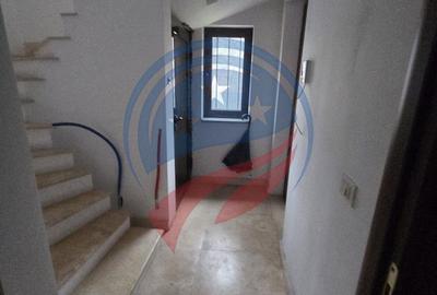 Casă cu 8 camere cu Canalizare în Central