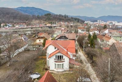 Casă cu 5 camere cu Teren 530 Mp în Central