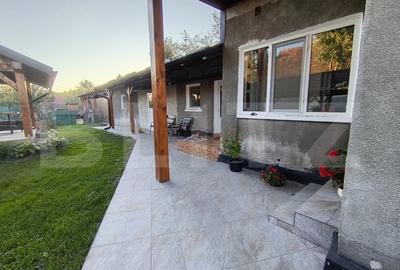 Casa cu 3 camere,baie, bucatarie,anexe.pivnita teren 800 mp - 3