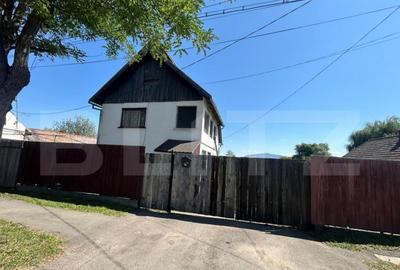 Teren ingradit si casa la rosu - 9