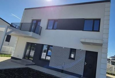 Casă cu 4 camere cu Teren 300 Mp în Păulești