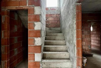 Casă cu 5 camere cu Teren 350 Mp în Dumbrăvița