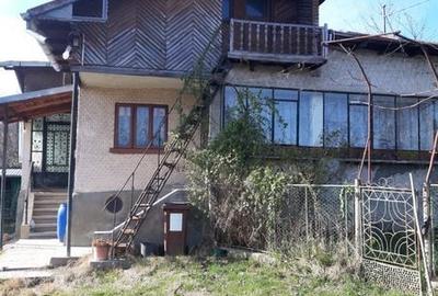 Casă cu 4 camere cu Teren 80 Mp în Vâlcănești