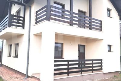 Casă individuală cu 4 camere cu Canalizare în Sânpetru