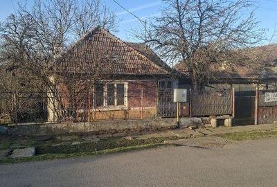 Casă cu 3 camere cu Teren 700 Mp în Central - 1