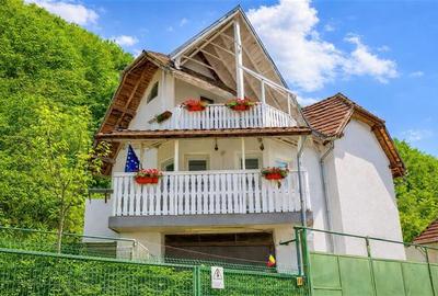 Casă individuală cu 6 camere cu Canalizare în Schei - 1