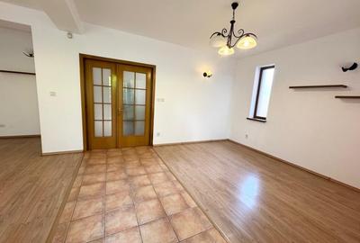 Casă cu 8 camere cu Canalizare în Tei - 2