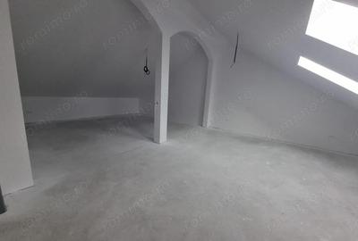 Casă cu 4 camere cu Teren 2 Mp în Săcălaz