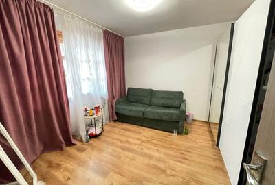 Apartament cu 3 camere semidecomandat în Podu Roș
