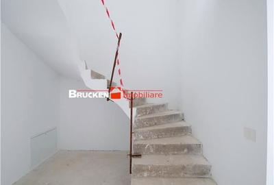 Casă cu 4 camere în Sânmartin