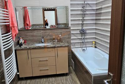 Apartament cu 3 camere decomandat în Tractorul - 9