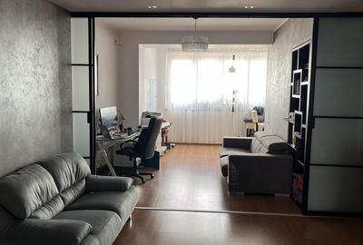 Apartament cu 3 camere nedecomandat, mobilat în P-ța Victoriei