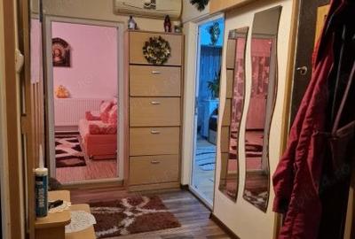 Apartament 3 camere decomandate zona Poarta 6 - 9