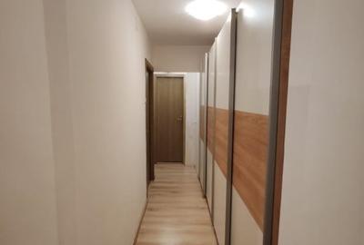 Apartament 4 camere, 2 bai. Blocul este din 1986 parter strada Soldat Croitoru V - 3