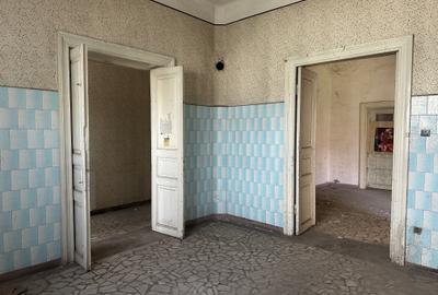 Casă cu 5 camere cu Canalizare în Central - 2