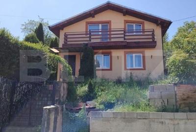 Casă cu 4 camere cu Teren 550 Mp în Central - 1