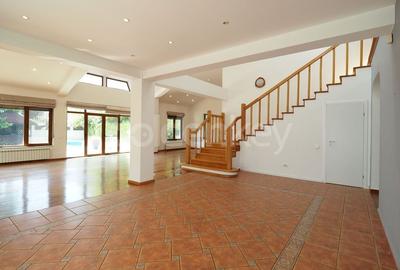 Vila cocheta cu spatiu generos, piscina incalzita si gradina Vila cocheta cu spatiu generos, piscina incalzita si gradina - 4