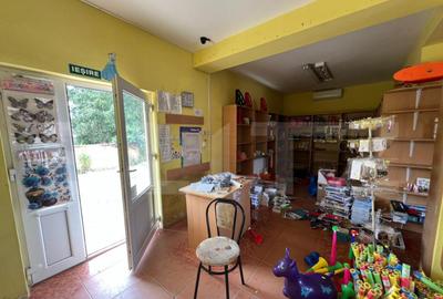 Casa de vanzare, cu 2 camere, zona cu vad comercial.