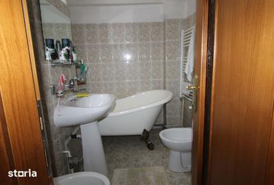 Apartament cu 3 camere în Central - 1