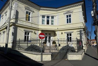 Spațiu comercial, de 220 mp, în Central - 8