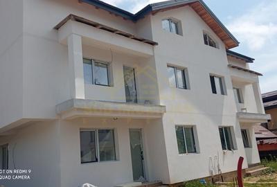 Duplex cu 7 camere cu Canalizare în Central