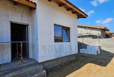 Duplex pe plan - 2 bai - canalizare - personalizare interioa