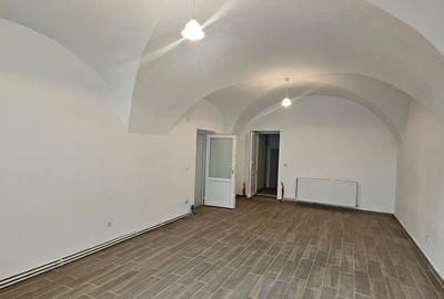 Inchiriez spatiu cu schimbarea de destinatie in alimentatie publica,Piata Mare - 3