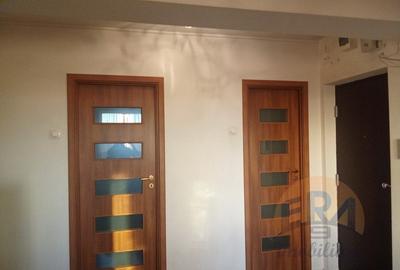 Apartament 4 camere,Bloc reabilitat ,Decebal, Str. Splaiul Crisanei - 8