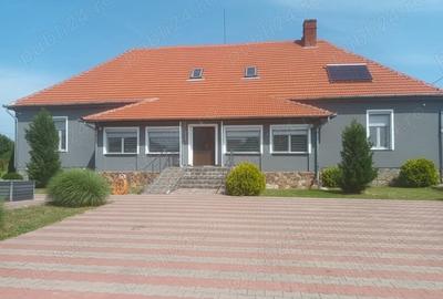 Casă cu 6 camere cu Teren 3100 Mp în Ineu - 3