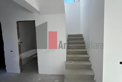 Casă cu 5 camere în Central