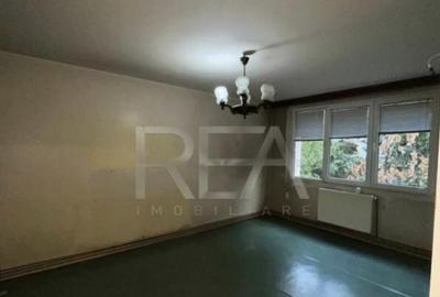 Apartament cu 3 camere decomandat în Drumul Taberei