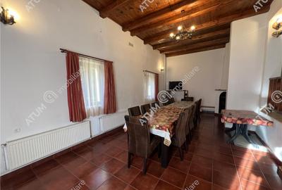 Pensiune de 7 camere cu 5 bai si teren de 377mp situata in P - 13