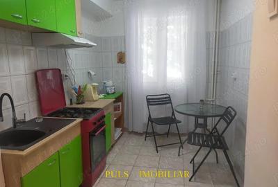 Lapusneanu - v-a-v Parc Tabacarie: Apartament trei camere, doua holuri, etaj 2, gaze, amenajari