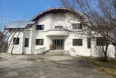 VAND VILA SI CASA CU 2 GARAJE SI TEREN 2000MP IN TARTASESTI DAMBOVITA