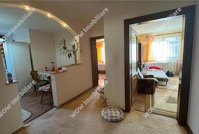 Apartament cu 3 camere decomandat, mobilat în Calea Poplăcii