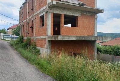 Casă cu 6 camere în Baciu