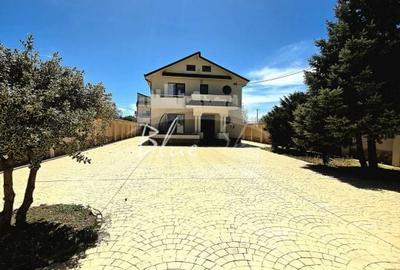 Casă cu 6 camere cu Teren 1642 Mp în Central