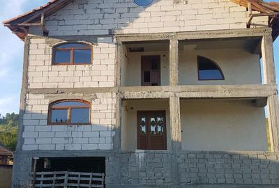 Casă cu 4 camere decomandat în Valea - 7