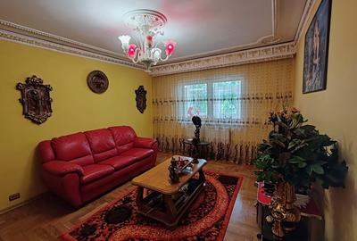 Apartament cu 3 camere semidecomandat în Tractorul