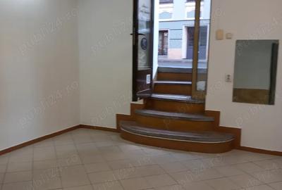Dau in chirie spa?iu comercial in CF, ultracentral,intrare din strada,renovat,utilita?i separate, g - 2