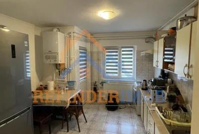 Vanzare apartament 3 camere  Rahova, Pecineaga