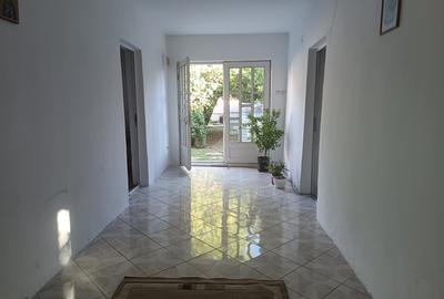 Casă individuală cu 3 camere cu Canalizare în Est